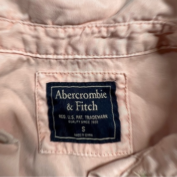 Abercrombie & Fitch Light Pink Short Sleeve Button Down Shirt Size Small - Picture 2 of 5